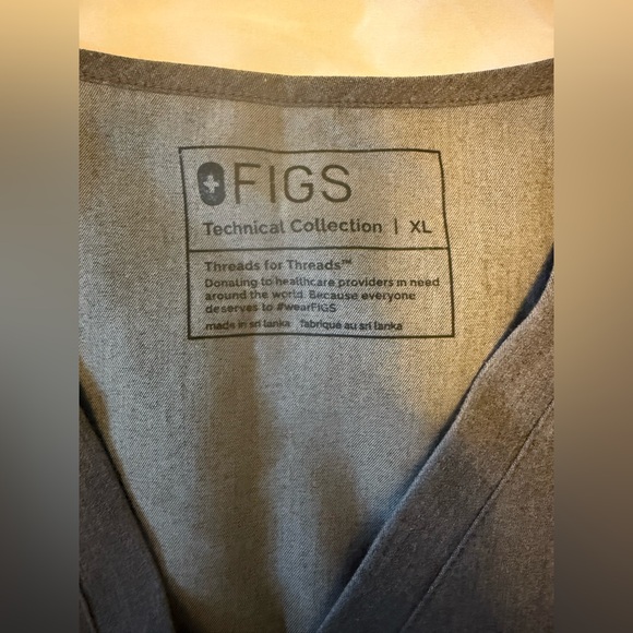 Figs Scrub Set XL top and Large Petite bottoms - Picture 9 of 11